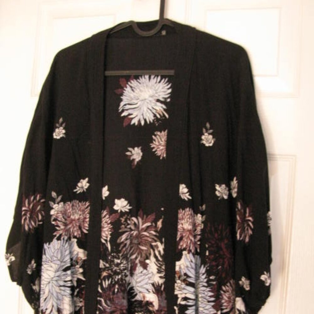 Aritzia Talula Kimono in excellent condition. Size S/M but fits L/XL.